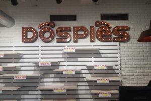 Letras corpóreas vintage iluminadas con bombillas con filamentos fabricadas para Dos Pies