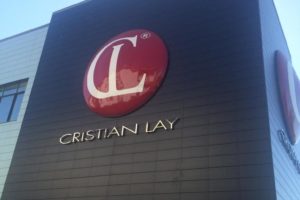 Logotipo en poliester 4,5 metros de diámetro lacado al horno para Cristian Lay