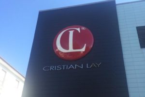Logotipo en poliester 4,5 metros de diámetro lacado al horno para Cristian Lay
