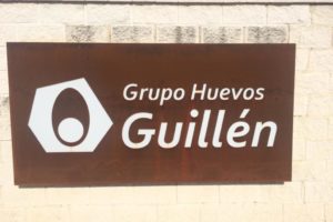Plafón calado de acero corten realizado para Grupo Huevos Guillén