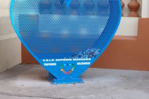 Corazón para recogida de tapones de plástico solidario en CEIP Antonio Machado